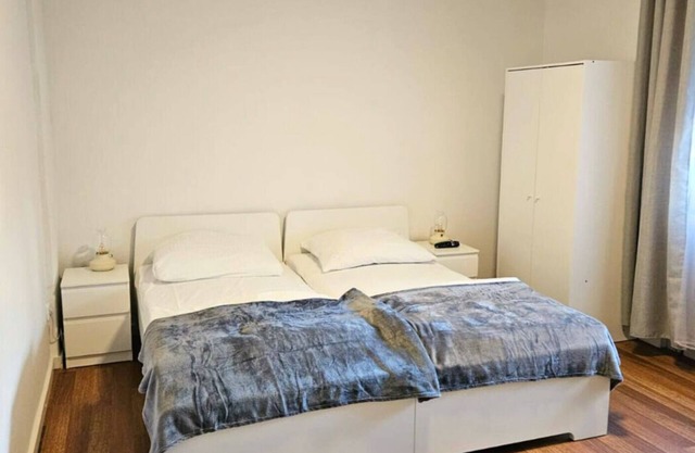 3-zimmer-wohnung mit Voll Ausgestatteter Küche, Zentral Gelegen, Nahe Bahnhof