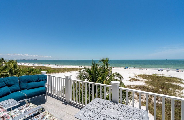 30/40 Island Haven: Two Units, Pool, Beach Proximity