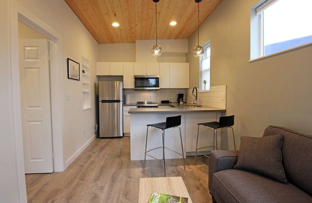 30+Day Rental -Pet Friendly! Private Guesthouse.