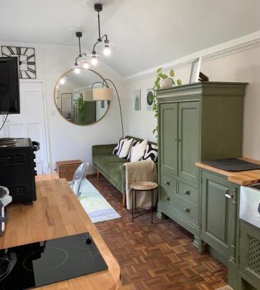 30 mins walk from Harry Potter Tour Self Contained Flat One bedroom plus new sofa bed in lounge
