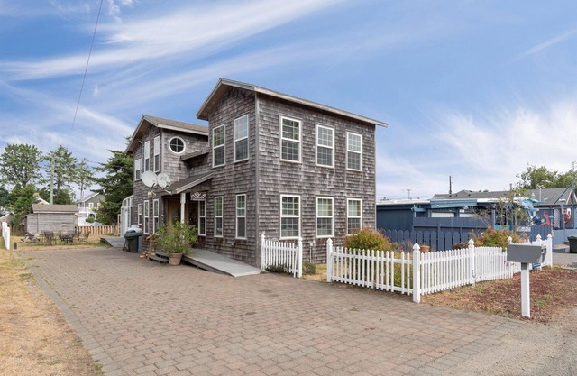 30 NIGHT MINIMUM, near beach, Pets, yard w/play set (AllInn)