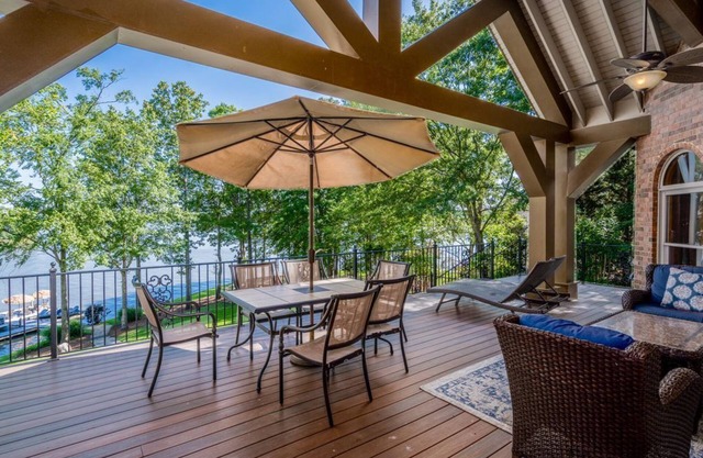 30% off, 2 night min, Huge View, Pointe Lot, Dock, Pontoon, Theater, Fire Pit!