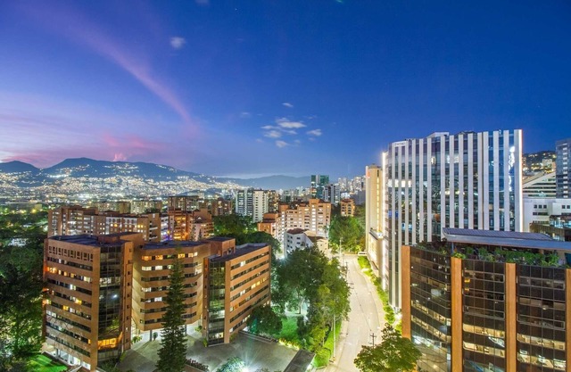 300 Mbps WIFI+ 10min Lleras Park+ 24-7doorman +AC