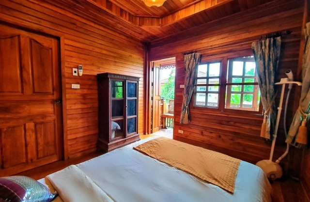 300 Years Old Wooden House w 3 Bedrooms and big Yard