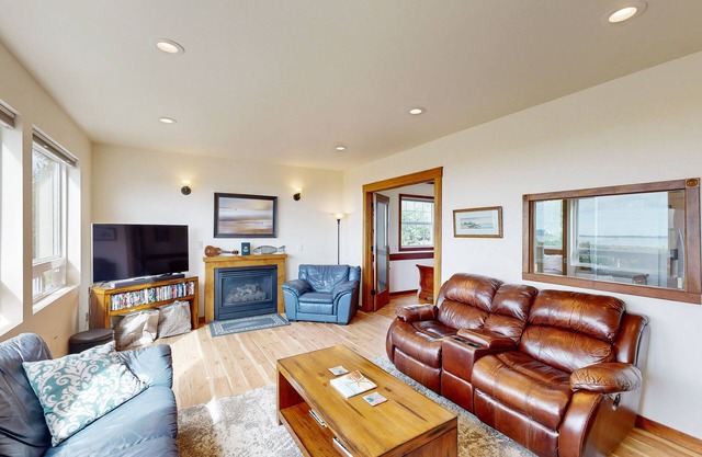 3000 sq ft private home with bay views, pool table, firepit, outdoor bar & grill