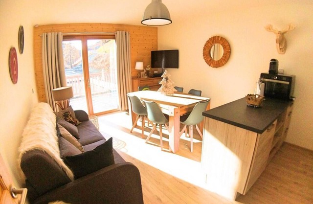 300m from shops, 1st floor, view mountain, swimming pool, terrace, tv, 42m², Vars