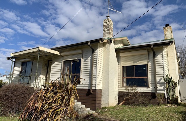 300m to Wombat Hill Gardens ,close to Convent Gallery and Lake Daylesford