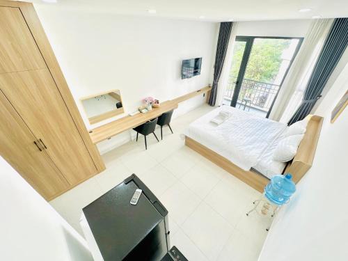 302 Modern Studio with Balcony & Kitchen