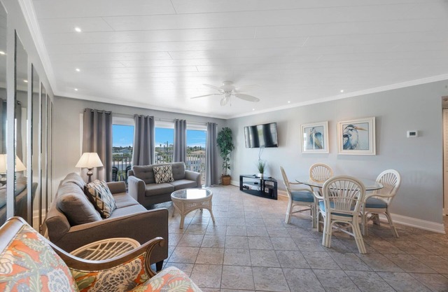 #302 The Collwood: 2 BR, 2 BA in Madeira Beach, Sleeps 6