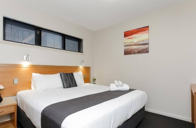 308 Modern Aparment clost to River, City and Airport