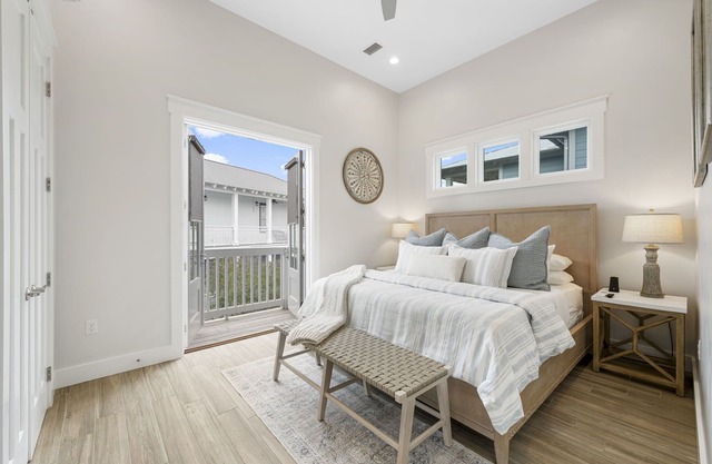 30A 1 BR- Luxury carriage house-PVT Beach-Beach Service-Pickle Ball- 2 E-Bikes