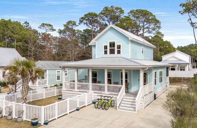 30A Sanctuary: Golf Cart, Steps to Beach, Bikes & Pets Welcome