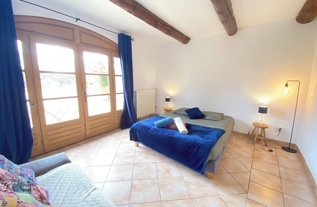 30m2 suite in 18th-century Provencal farmhouse