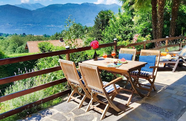 3½-room apartment with terrace, garden and beautiful lake view