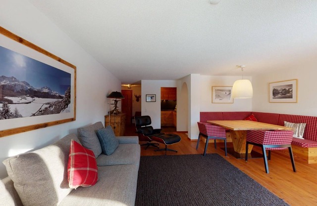 3½-room apartment on the ground floor, entrance hall with wardrobe, living room