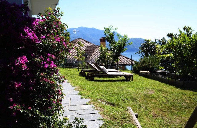 3½-room apartment with 2 terraces, garden and beautiful view of the lake