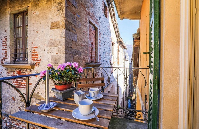 3½-room corner apartment with 2 balconies in a central yet quiet location