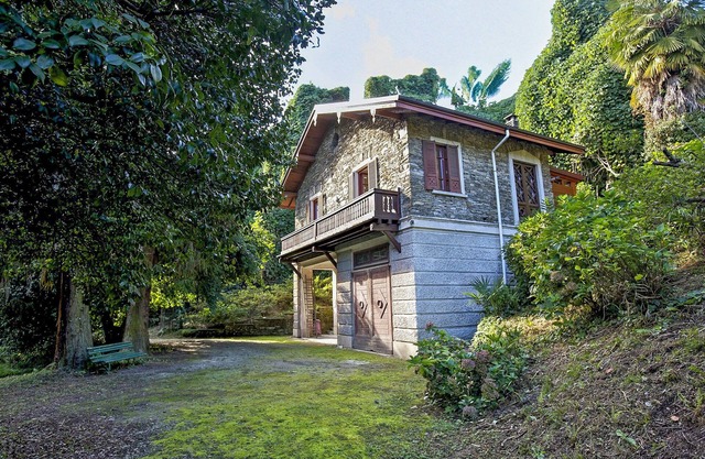 3½-room house with approx. 10. 000 m² large private property in a quiet and sunny location