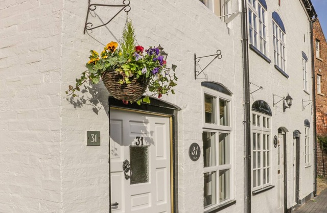 31 RIVERSIDE, pet friendly, character holiday cottage in Bridgnorth