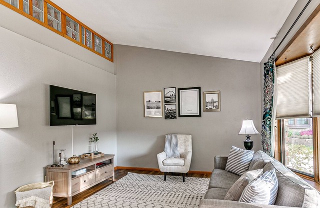 3100+ sq.ft., 6 Bedrooms, HUGE Outdoor Patio!