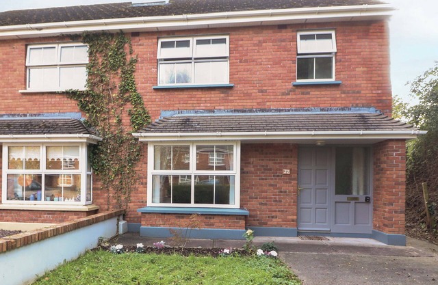 32 KINGS PARK, pet friendly, with a garden in Killarney, County Kerry