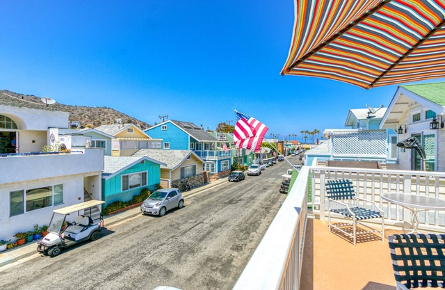 324D: Well-appointed Two Story Home + Ample Deck + WIFI + New Carpet - 324 Desca