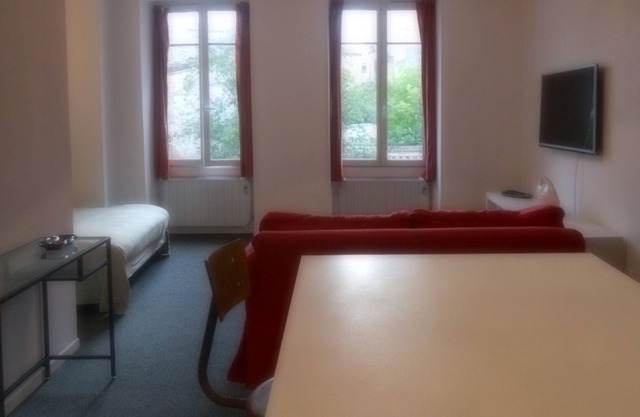 33 M2 near Place St Jean