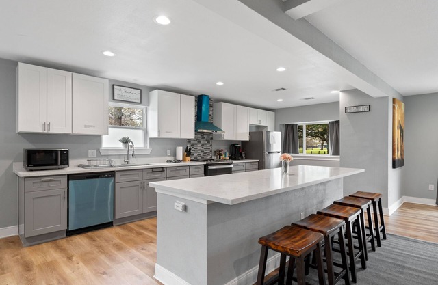 3300 SQ★Spacious Kitchen&2 Living rooms ★6Bed rooms with 12Beds★5 Big Screen TVs