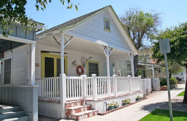 330S: Charming Catalina Cottage, Large Porch, 2.5 Blocks to Beach - 330 Sumner A