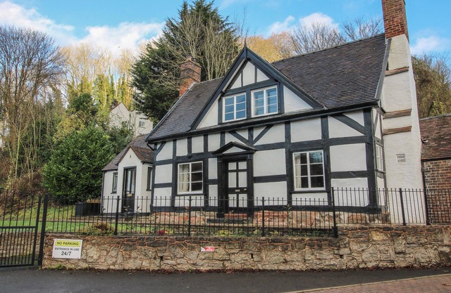 34 THE WHARFAGE, pet friendly, with open fire in Ironbridge