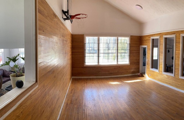 35 min to Louisville, 45 to Churchill Downs. Indoor Basketball court.