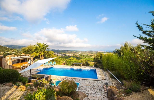 350 m2 house, magnificent view, 6 mins to the sea, sleeps 14, all comfort