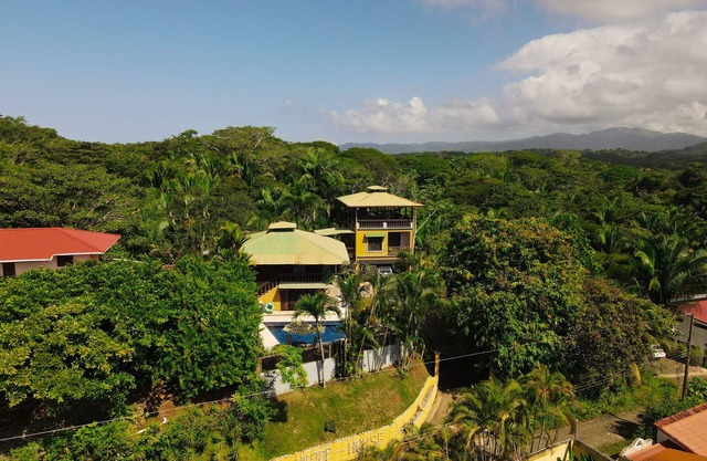 360 DEGREE VIEWS OF MOUNTAINS AND THE OCEAN! MINUTES TO THE BEACH!