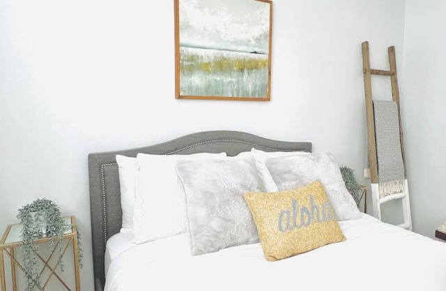 3628 Stylish and Cozy Mission Beach Cottage just steps away from the sand