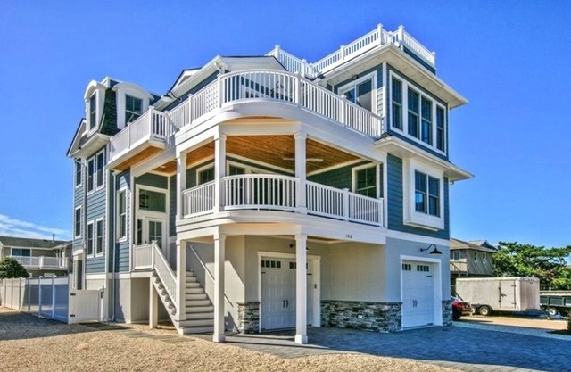 3800 sq ft Ocean Side Home with Ocean views - Pool - 6 bdrm - 6.5 bath