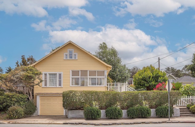 3859 Beach Bungalow ~ Walk to Bay and Restaurants