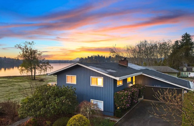 3B2B Lower Unit Amazing Oceanfront & Rainier Views