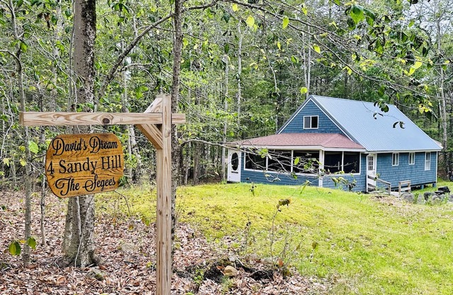 3Bd, 1 bath camp on Frye Island close to Beach 6 with screened-in porch!