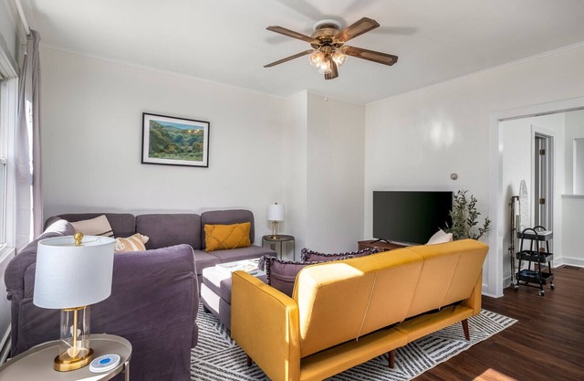 3bd 2ba Townhouse. Walkable to College and walking paths. Longer stays welcome