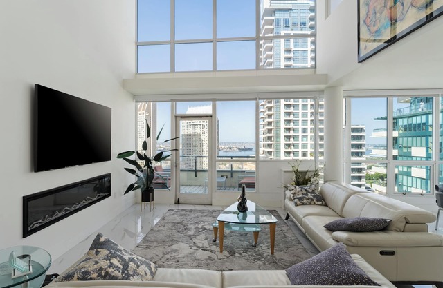 3bd double story downtown Marina penthouse - near ComicCon!