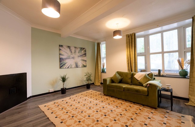3bd flat, with Pool Table,& Dart, sleeps 8, central, close to shops