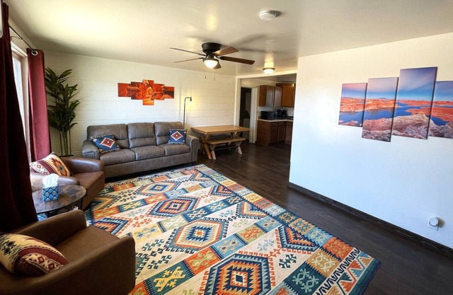 3Bd, King, Brkfst, Large TVs, W/D, Sleeps 11, BBQ