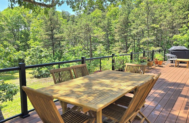 3BD+ Wooded Retreat-Central Air, Large Yard & Deck, Screen Porch, Secluded