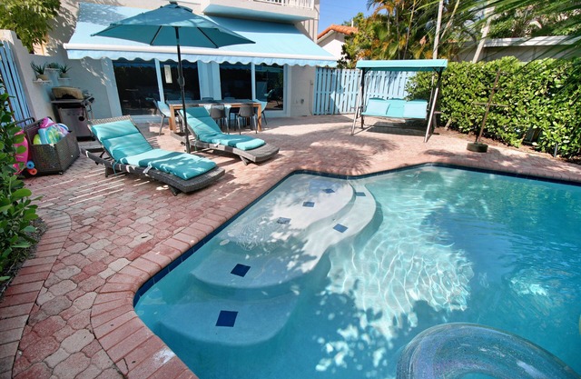 3BDR FAMILY VILLA WITH PRIVATE POOL & STEPS TO THE BEACH