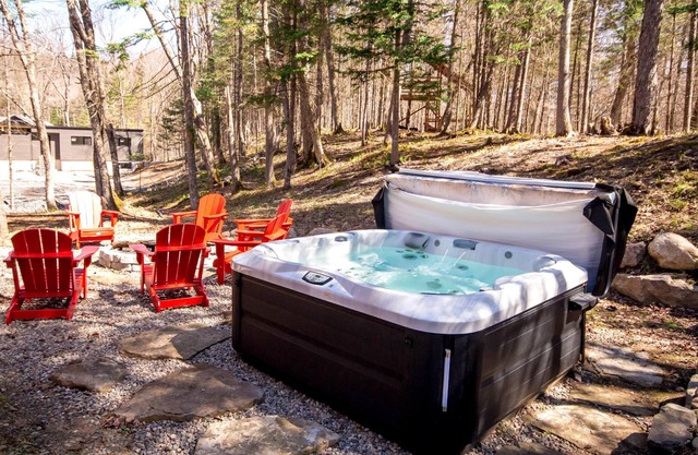 3BDRM Zen Private Chalet - Spa/Firepit/Ski, 3BDRM Zen Tremblant Chalet - Ski/Hike/Swim