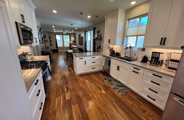 3bed/2.5bath, single family home in South Salt Lake w/garage and backyard