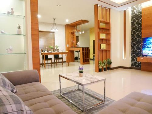 #3Bed #4Bath Close to Unity School and Airport
