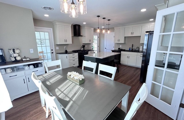 3Br, 1.5Ba Full Kitchen Central AC, Heat BBQ Firepit Spacious Equiped Generator+