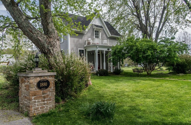 3BR, 2BA Farmhouse