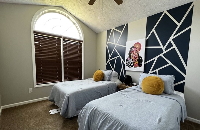 3br 2ba Luxurious and modern designed Indigo rooms.